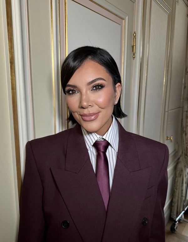Yeni haliyle Kim Kardashian, hatta küçük kızı Kylie Jenner’ın yaşına inen Kris Jenner’ın, yılların etkisini neredeyse tamamen sildirdiği yorumları yapılmaya başlandı.