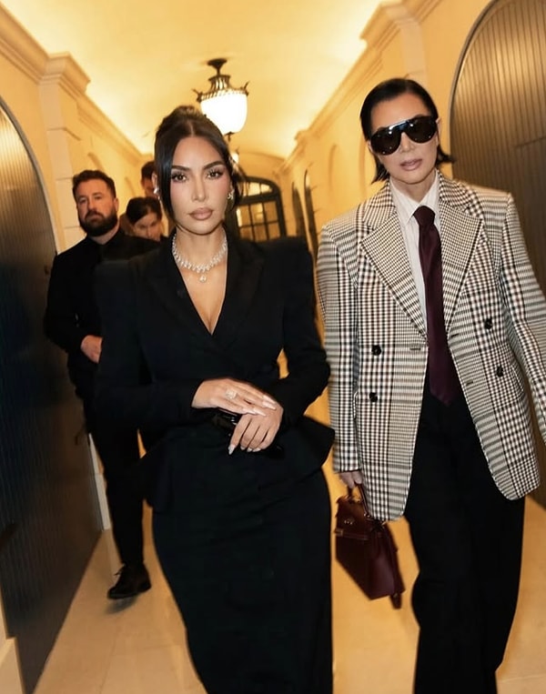 Yeni stiline bayıldığı her halinden belli olan Jenner, sosyal medya paylaşımlarında da ne kadar memnun olduğunu adeta gözler önüne serdi.