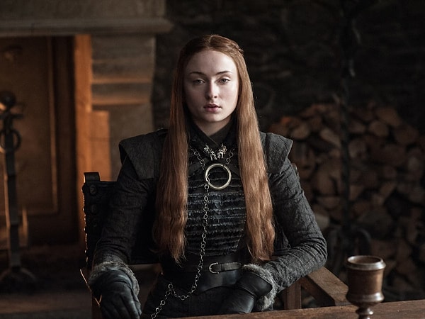 Rol aldığı her yapımda dikkatleri üzerine çeken Sophie Turner HBO'nun efsanevi dizisiyle yıldızını parlatmıştı. Görseli