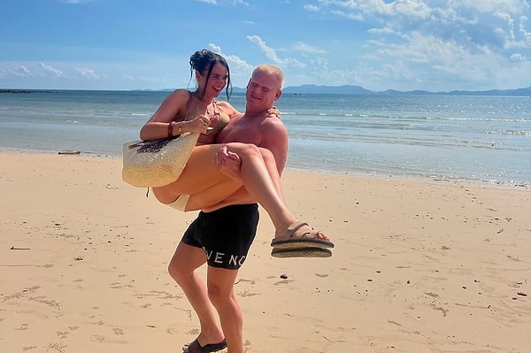 Mark, Ellie’nin çocuklarla ilişkisini överek onun gençliği sayesinde onlarla daha rahat iletişim kurabildiğini, enerjik ve ilgili biri olduğunu söyledi.