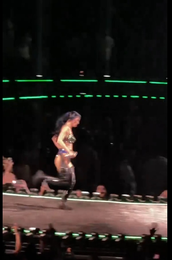 Katy Perry, önce depar atarcasına sahne boyunca koştu. Görseli