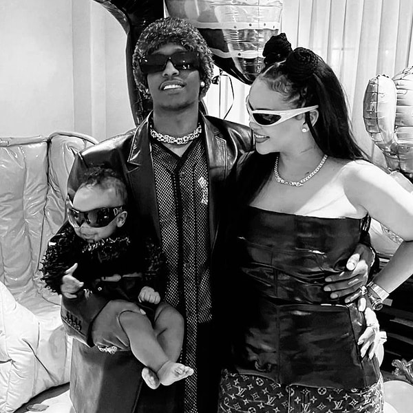 Fenty markasıyla hem kozmetik hem de iç giyim sektörüne adeta ateş parçası gibi düşen Rihanna, şimdilerde çocuk da yaparım kariyer de döneminde biliyorsunuz. Görseli