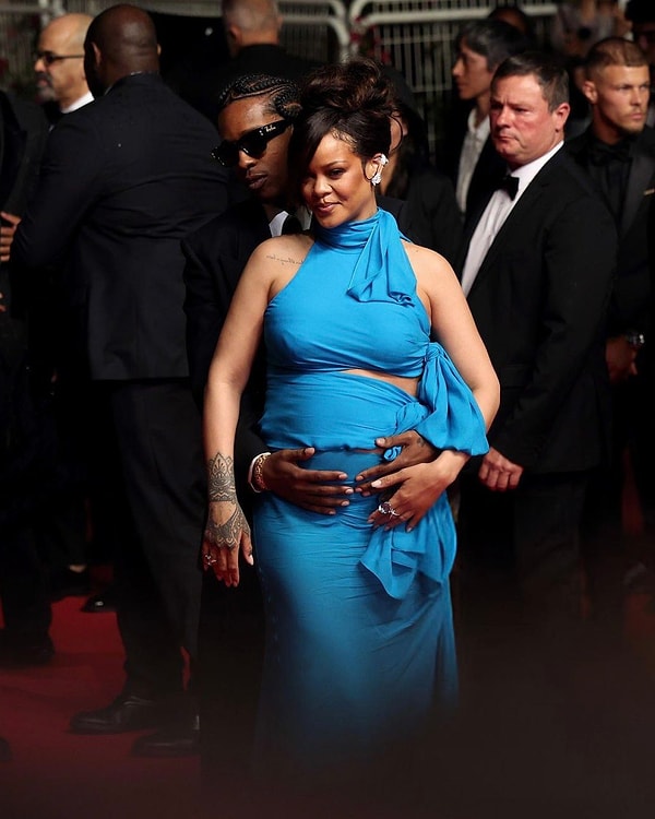 İlk başlarda, üçüncü bebeğine hamile olduğunu tahmin etsek de bir şekilde gizlemeyi başaran Rihanna, şimdilerde göbeğini sere serpe ortaya çıkaran kıyafetleriyle davetlerde boy gösteriyor. Görseli