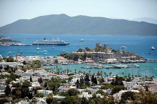 Bodrum Otelciler Derneği Başkan Yardımcısı Alişir Şahin’den Bodrum’daki oteller ve plajlar hakkında tatilcilere uyarılar geldi. Görseli