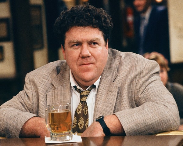 Cheers adlı sit-com'da Norm Peterson'ı canlandıran ünlü aktör George Wendt hayatını kaybetti. Görseli