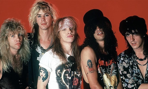 Grubun solisti Axl Rose, kulisin tamamen siyah dekore edilmesini isterken özel bir menü sipariş etti. Görseli
