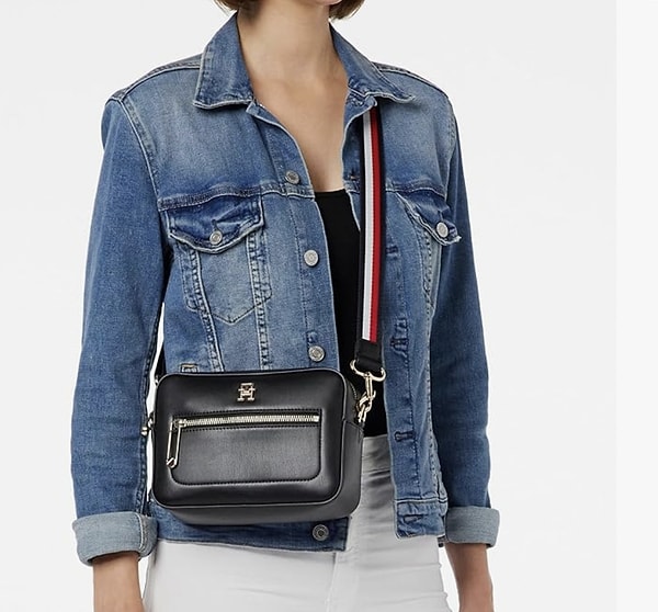3. Amazon’da bugün indirimde olan Tommy Hilfiger ICONIC TOMMY CAMERA BAG, şıklığı ve pratikliği birleştiriyor!
