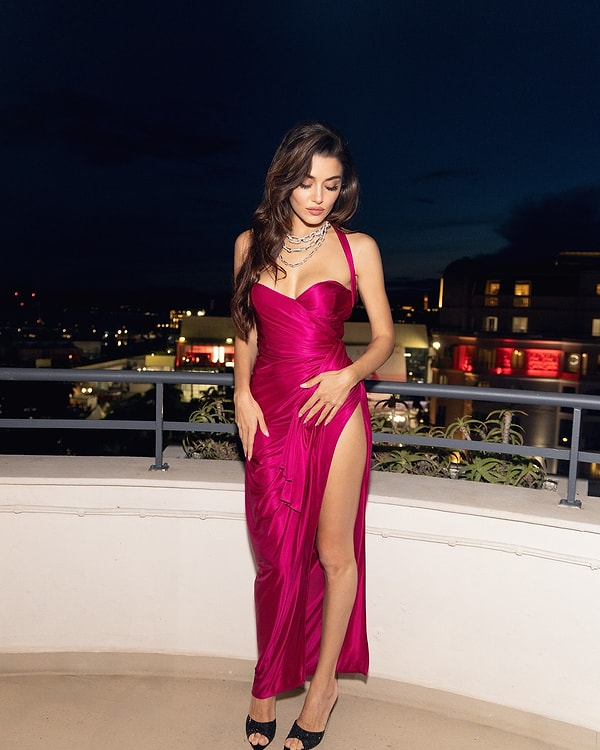 Hande Erçel'in büyüleyici ve derin dekolteli gece elbisesi hakkında ne düşünüyorsunuz?