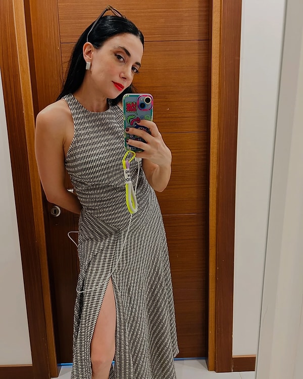 Ceren Yalazoğlu, kare desenli uzun elbisesiyle dikkat çeken bir günlük tarz sergilemiş. Bu rahat ve şık elbise, onun günlük yaşamında hem konforu hem de stil sahibi bir görüntüyü bir arada sunuyor.