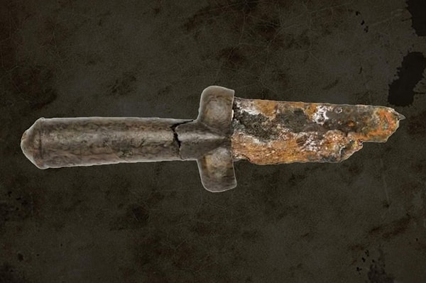 Zırhları bile delebilen kabzası penis şeklinde 600 yıllık testis hançeri bulundu. Görseli
