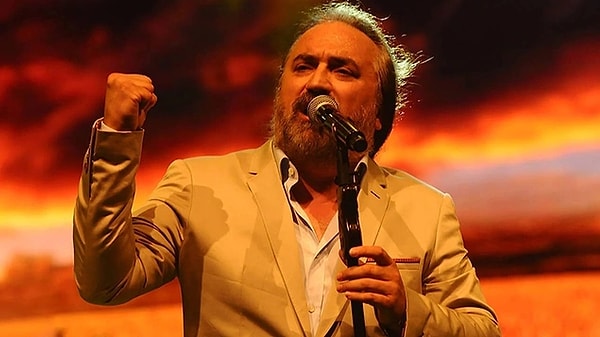 'Kuzeyin Oğlu' lakabıyla tanınan ünlü sanatçı Volkan Konak, Ramazan Bayramının 1. Günü Kıbrıs’ta sahne aldı. Sahnede ''Nefesim Nefesine'' şarkısını söylen usta sanatçı kalp krizi geçirdi. 58 yaşındaki Konak, tüm müdahalelere rağmen kurtarılamamıştı.