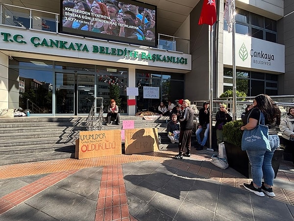 Hayvanseverlerin, Çankaya Belediyesi'ne bağlı Birlik Mahallesi'nden zorla alınarak anestezi verildiğini iddia ettikleri köpek hayatını kaybetti. Görseli