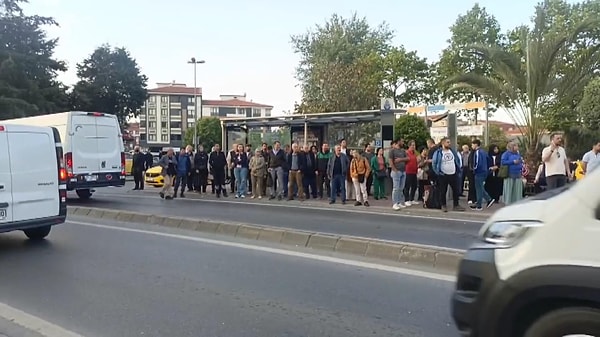 Özel halk otobüsleri kontak kapattı, taksilere yoğun talep oldu. Görseli