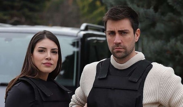TRT 1'in popüler dizisi Teşkilat'ın ilk başrolleri Çağlar Ertuğrul ve Deniz Baysal'dı. Görseli