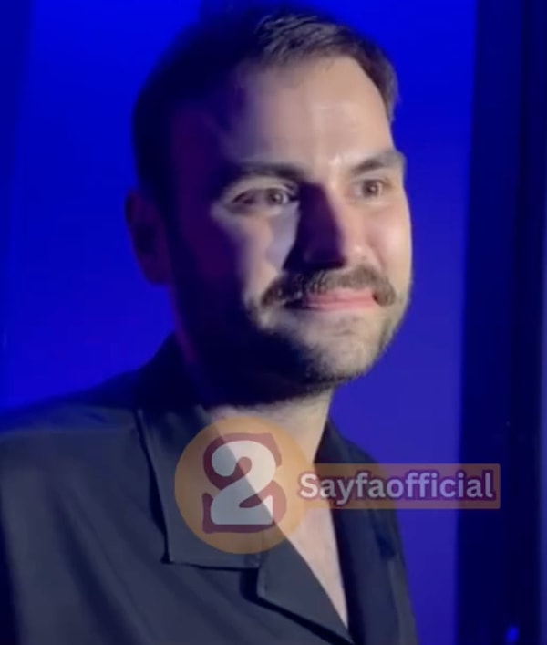 Faruk Sabancı, dün gece kameralar karşısına çıkarak yeni imajıyla dikkatleri üzerine çekti. Bıyık bırakan Sabancı, bu değişikliği esprili bir şekilde "Bana Malkoçoğlu Faruk diyebilirsiniz" sözleriyle duyurdu.