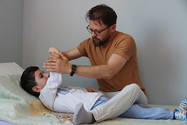 Yıllardır süren fizik tedavi ile yeni yeni hareketlenmeye başladı. Görseli