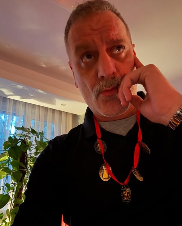 Şöhretin omuzlarına yüklediği ciddiyeti umursamayan tavırları ve sivri zekasıyla magazin gündeminde hep bir adım ötede durmayı başaran Ozan Güven geçtiğimiz günlerde 50 yaşına bastı. Görseli