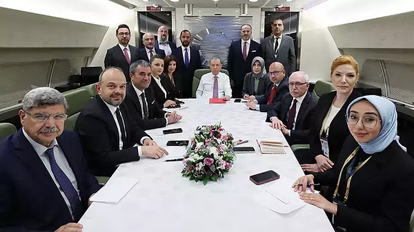 Cumhurbaşkanı Recep Tayyip Erdoğan, Macaristan’a yaptığı ziyaret dönüşü uçakta gazetecilerin sorularını yanıtladı. Görseli