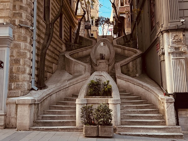 How to get to Camondo Stairs?