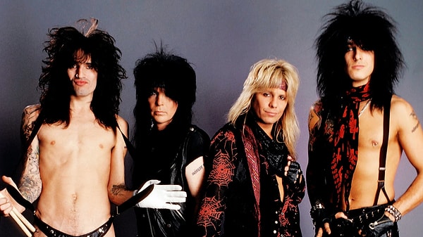 Mötley Crüe: Otel odasında motosiklet sürmek mi? 🙄 Görseli