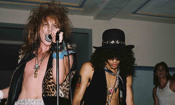 Guns N' Roses: Sahneyi bıraktı, ortalık yandı! Görseli