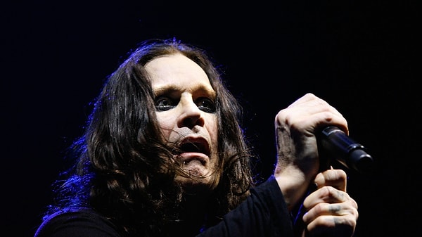 Ozzy Osbourne: Yarasa kafasıyla dünya turu!