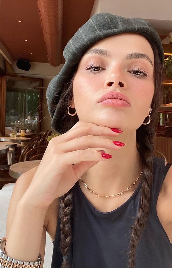 Geçtiğimiz günlerde Cannes Film Festivali'ne katılan Sinem Ünsal, kırmızı halıdaki siyah tercihiyle dikkat çekmiş ve sosyal medyada eleştirilerin odağı olmuştu. Görseli