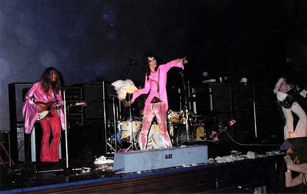 Alice Cooper: Tavuk fırlatma vakası!