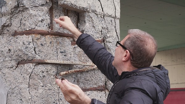 Her gün binlerce aracın geçtiği Balıkyolu Köprüsü'nden beton parçalar dökülmeye devam ediyor. Görseli