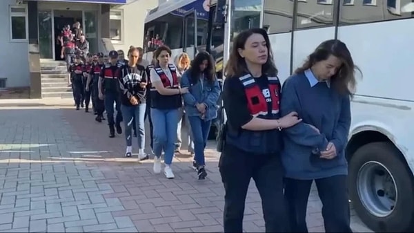 Şüpheliler İstanbul Adliyesi'ne sevk edildi. Görseli