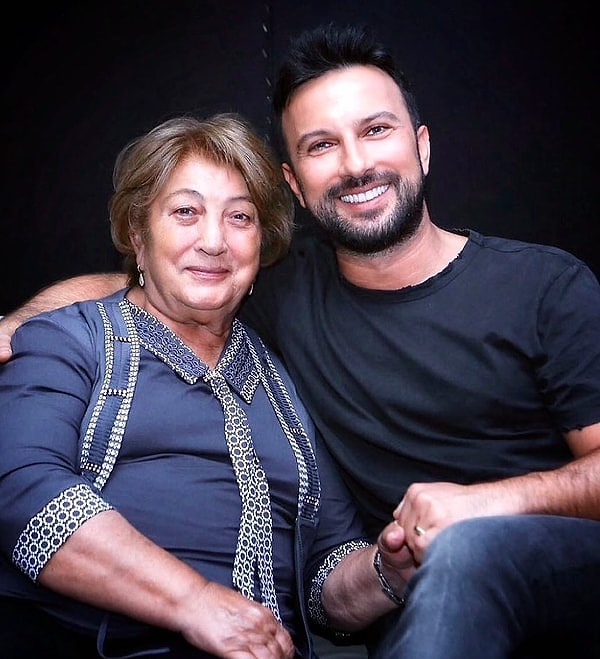 Şarkının nakaratına ve gelen eleştiri yağmuruna geçmeden önce kısa bir dipnot düşelim. Tarkan'ın "Dönmüyor Giden" isimli şarkısını yeni kaybettiği anneciği için yazdığı söyleniyor. Sizin için "Dönmüyor Giden"in sözlerini şöyle bırakalım;