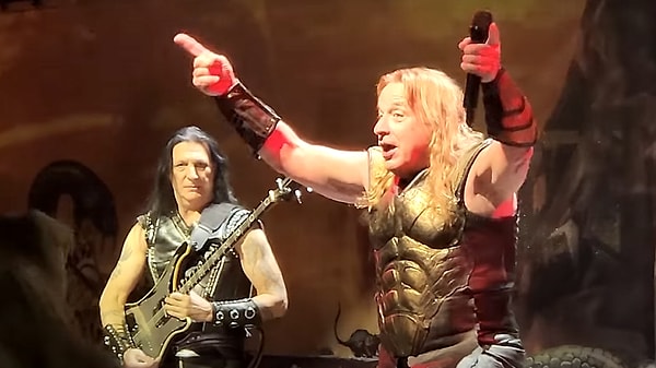 Manowar, sahneye zırhla çıkan tek grup olabilir! Görseli