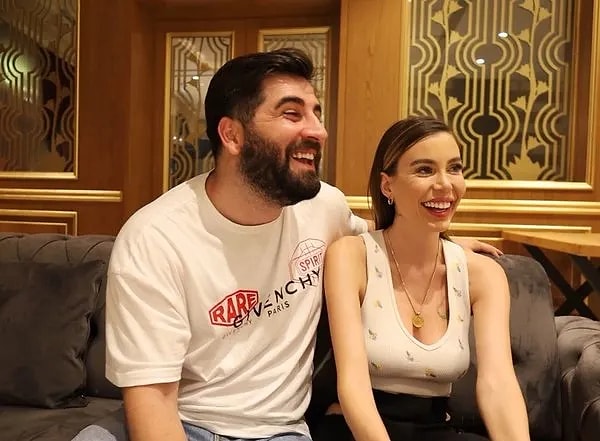 Sabah programlarına kadar çıkan Esin Çepni, yaşadıklarını gözyaşları içinde anlatmış, döneme "ihanetin detayları" başlıklarıyla damga vurmuştu. Görseli