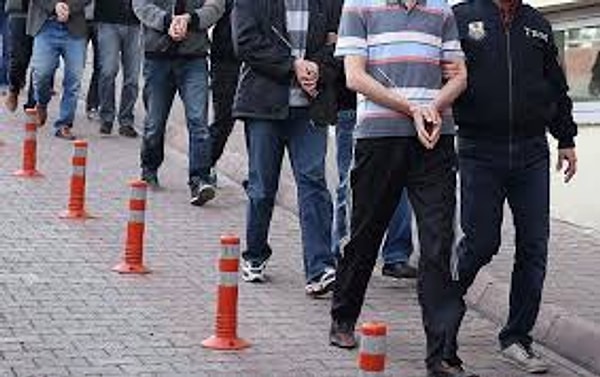 Verilere göre şimdiye kadar bin 915 operasyon gerçekleştirildiği ve 8 bin 992 şüphelinin tutuklandığı belirlendi