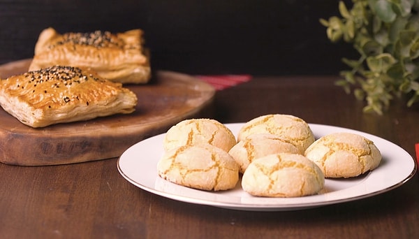 Airfryer'da Limonlu Çatlak Kurabiye ve Pırasalı Puf Börek Nasıl Yapılır?