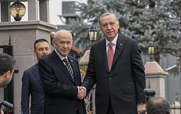 "Bizim nazarımızda adil ve hakkaniyetli bir hal beyanı değildir. Türkiye Cumhuriyeti’nin ve Türk milletinin, yeni yüzyılın yol haritasını çizen Sayın Recep Tayyip Erdoğan’a çok ihtiyacı olduğu tartışmasız bir tarih ve hayat gerçeğidir. Derdi vatan ve millet olan bir Cumhurbaşkanı'nın yolundan caymaya hakkı yoktur" diyen Bahçeli açıklamasına şöyle devam etti: Görseli