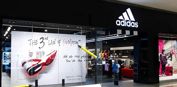 Nike'tan sonra dünyanın en büyük ikinci spor giyim üreticisi Adidas'ta bir skandal patlak verdi. Görseli