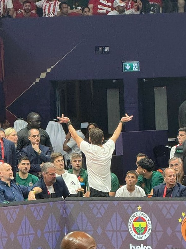 Tribünlere hareket çekti.