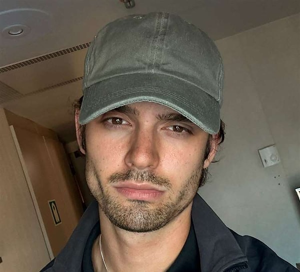 İngiltere’de yaşayan bir adam, Netflix’in “You” dizisindeki Joe Goldberg’e o kadar benzediği için kadınlardan ilginç teklifler aldığını dile getirdi. Görseli