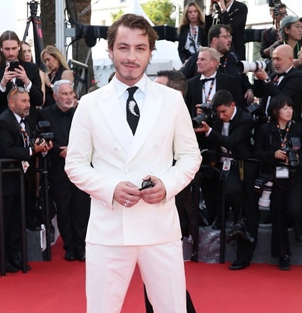 Le immagini di Boran Kuzum a Cannes sono diventate l'argomento di conversazione della città!
