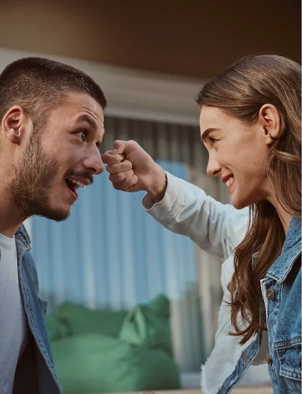 Yakışıklı oyuncu Kubilay Aka ve güzelliğiyle büyüleyen Hafsanur Sancaktutan'ın yıllar önce bir reklam filminde kesişen yolları geçtiğimiz sene şoke eden bir aşk haberine dönüşmüştü. Görseli
