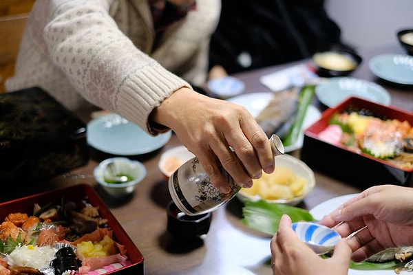 Japonya’da yemek masasına oturulduğunda her şey aynı anda servis ediliyor.
