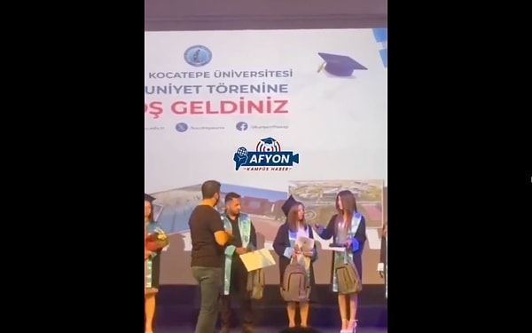 Öğrencilere diplomaları ile birlikte birer çanta hediye edildi. Görseli