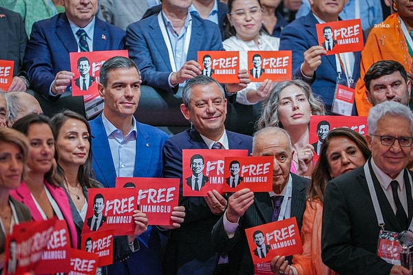 DEM Parti Eş Genel Başkanı Tülay Hatimoğulları aile fotoğrafında söz konusu dövizi kaldırdı. Görseli