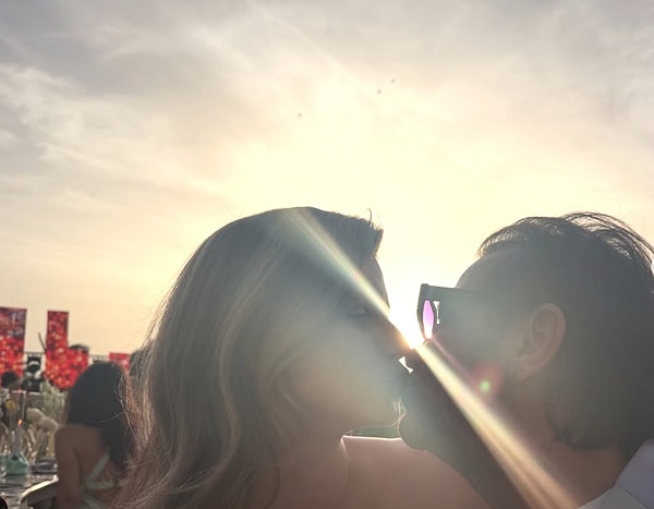 Son olarak düğün gecesinde verdikleri romantik pozlarla tekrar gündeme gelen çift, ilişkilerinin hâlâ taze ve tutkulu olduğunu herkese gösterdi.
