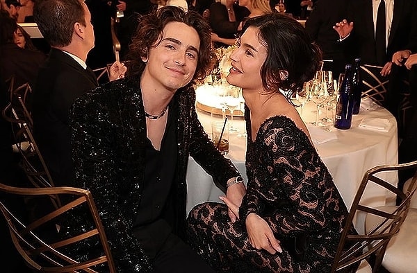 İkilinin ilişkisi gayet yolunda gidiyor. Hatta öyle ki Kylie Jenner'ın Chalamet'tden çocuk bile istediği iddia edildi. Görseli