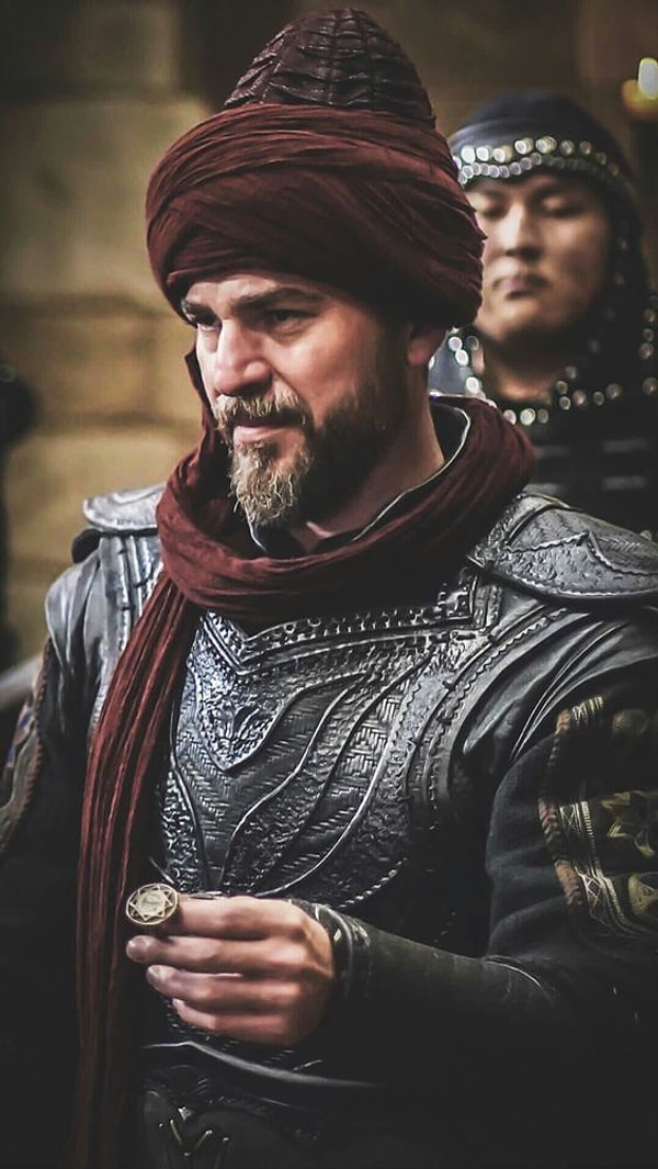 Uzun yıllar önce hayatımıza giren Engin Altan Düzyatan, senelerdir Diriliş: Ertuğrul dizisindeki karakteriyle hafızalara kazınmış durumda. Görseli