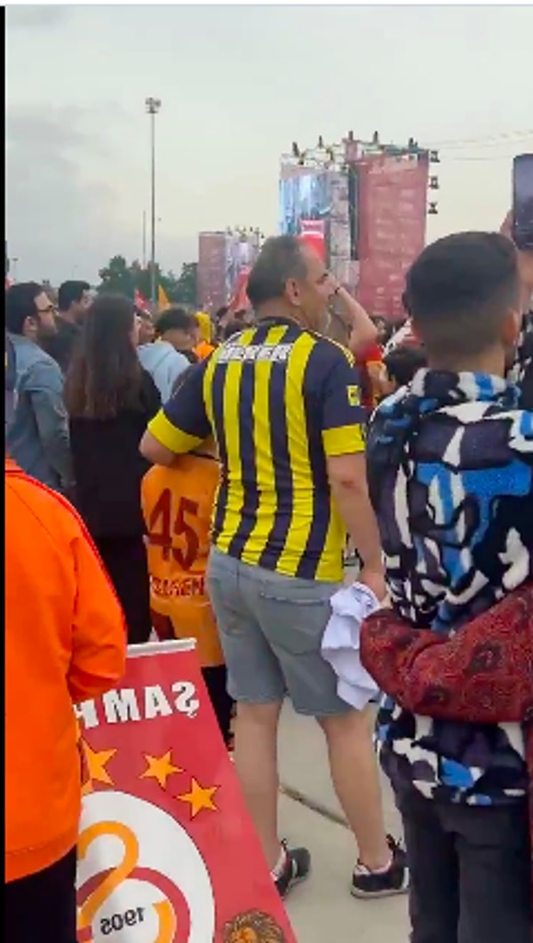 Fenerbahçeli baba oğlunu getirdi. Görseli