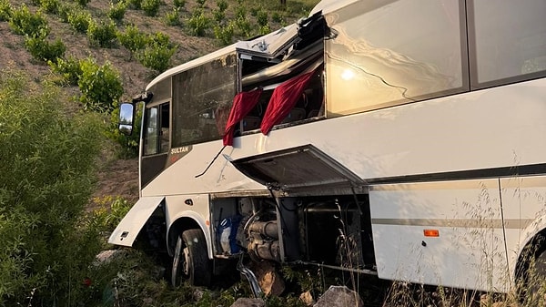 05.50 sıralarında Isparta-Afyonkarahisar Karayolu üzerindeki Gönen ilçesi Koçtepe Kavşağı’nda meydana gelen kazada biri ağır 27 kişi yaralandı.