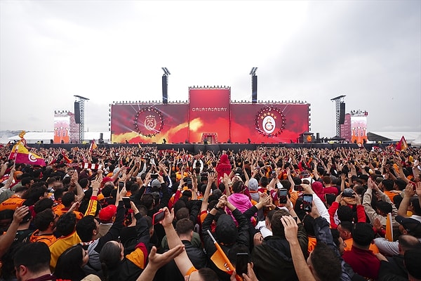 Galatasaray taraftarı Yenikapı'ya akın etti. Görseli